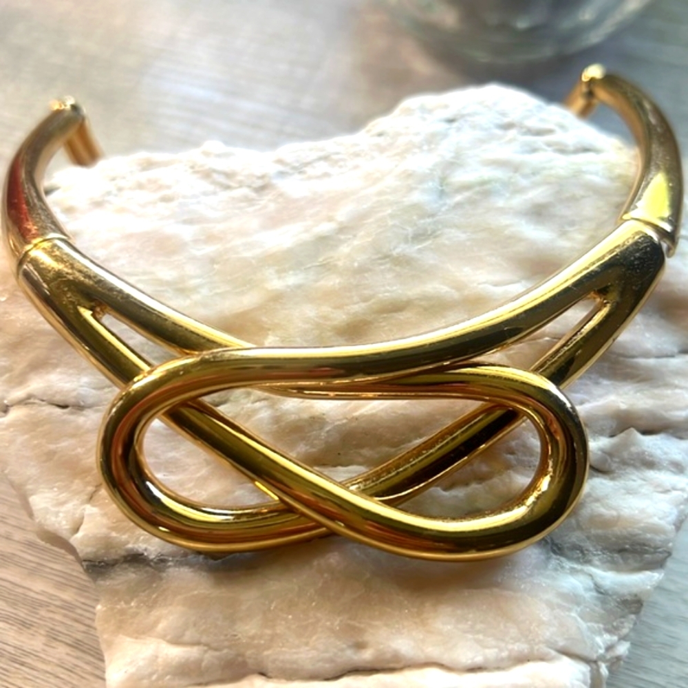 Monet Gold "Knot" necklace